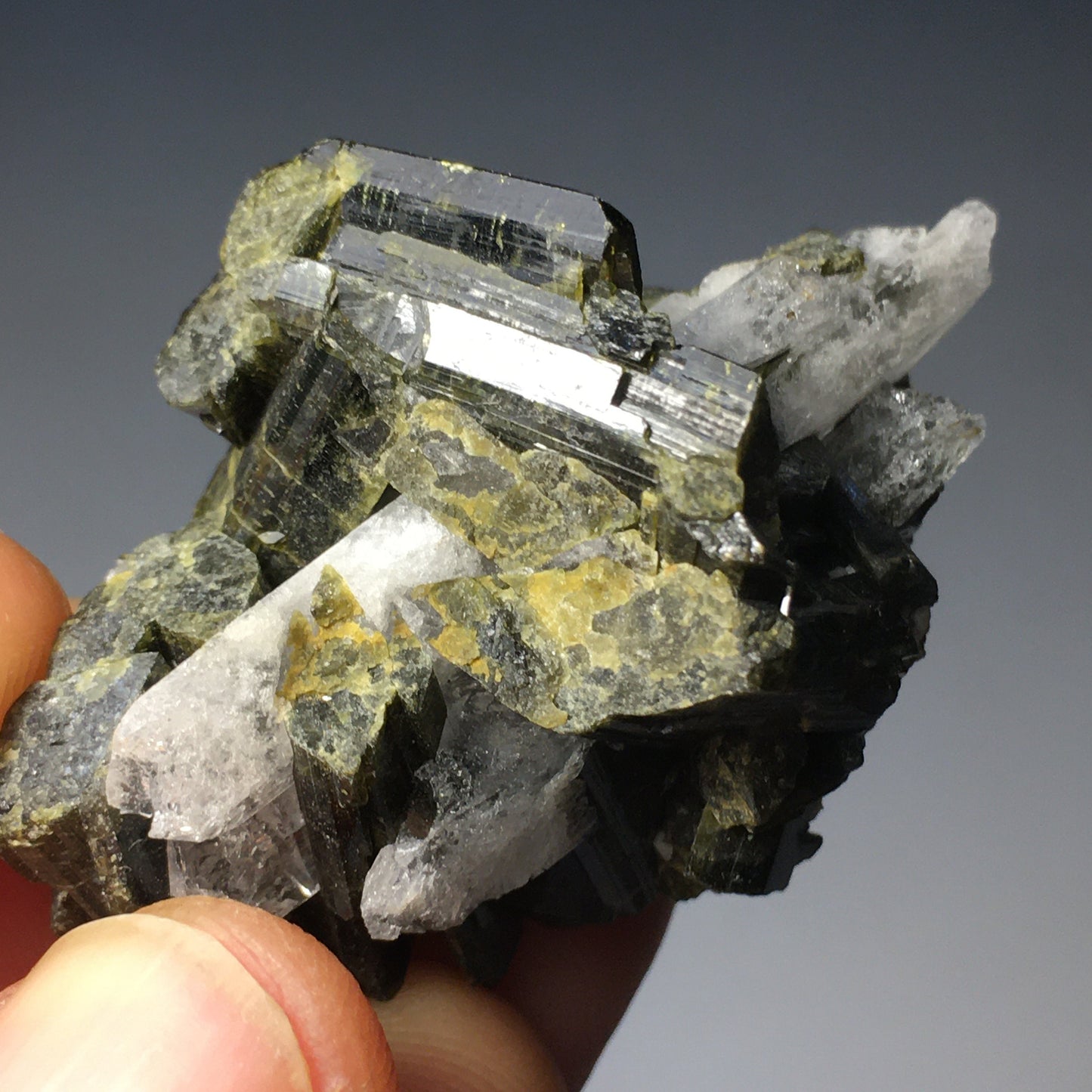 Epidote and quartz display cluster